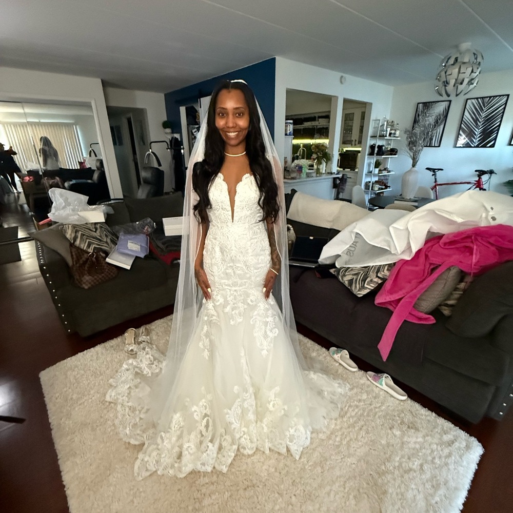 Elegant White Lace Wedding Dress - Picture 2 of 6